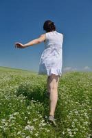 jonge gelukkige vrouw in groen veld foto