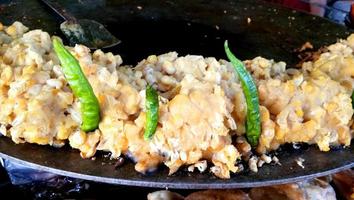 foto van het maken van aloo tikki chaat in india