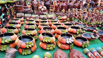 decoratieve schildpadsculptuurpot gemaakt met aarden modder, handgemaakt traditioneel kleidecoratiespeelgoed op de Indiase markt foto