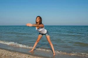 jonge vrouw die aan sport doet foto