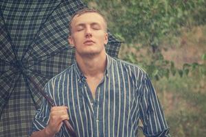 sexy jonge man nat in de regen foto