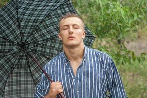 man met paraplu in de regen foto