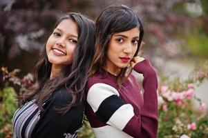 portret van twee jonge mooie Indiase of Zuid-Aziatische tienermeisjes in jurk. foto