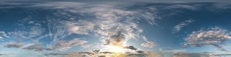 naadloze donkere lucht voor zonsondergang hdri panorama 360 graden hoekweergave met prachtige wolken voor gebruik in 3D-graphics of game-ontwikkeling als sky dome of edit drone shot foto