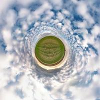 kleine planeet transformatie van bolvormig panorama 360 graden. sferische abstracte luchtfoto in veld met geweldige mooie wolken. kromming van de ruimte. foto