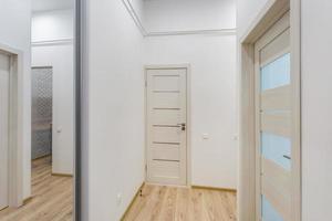 deur in moderne hal van gang in dure flats foto