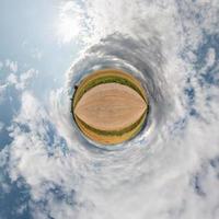 kleine planeet transformatie van bolvormig panorama 360 graden. sferische abstracte luchtfoto in veld in mooie avond met geweldig mooie wolken. kromming van de ruimte. foto