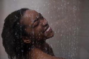 Afro-Amerikaanse vrouw onder de douche foto