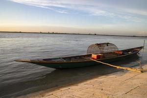 prachtige landschapsmening van houten vissersboten aan de oever van de padma-rivier in bangladesh foto