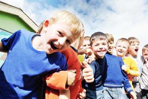 voorschoolse kinderen buiten veel plezier foto