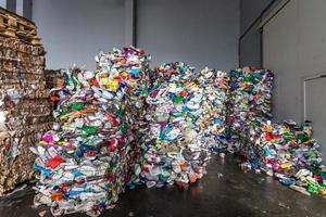 plastic geperste balen in de moderne afvalverwerkingsfabriek. gescheiden afvalinzameling. recycling en opslag van afval voor verdere verwijdering. bedrijf voor het sorteren en verwerken van afval. foto