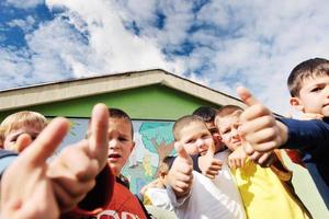 voorschoolse kinderen buiten veel plezier foto