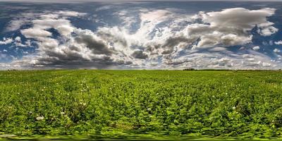 volledig naadloos bolvormig hdri-panorama 360 graden hoekzicht op velden in de lente met geweldige wolken voor storm in equirectangular projectie, klaar voor vr ar virtual reality-inhoud foto