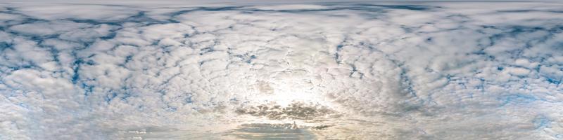 blauwe lucht met mooie stapelwolken. naadloos hdri-panorama 360 graden hoekweergave met zenit voor gebruik in 3D-graphics of game-ontwikkeling als sky dome of edit drone shot foto