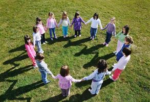 voorschoolse kinderen buiten veel plezier foto