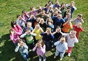 voorschoolse kinderen buiten veel plezier foto