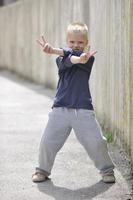 kleine blonde jongen portret foto