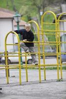 blonde jongen in het park foto