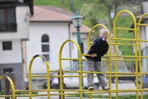 blonde jongen in het park foto