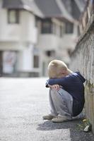 trieste eenzame jongen op straat foto