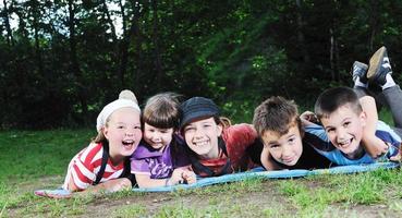 kindergroep buiten foto