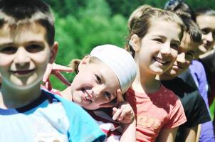 kindergroep buiten foto