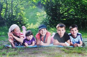 kindergroep buiten foto