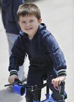 kleine jongen rijden fiets foto