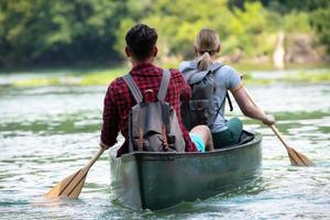 paar ontdekkingsreizigers die zich op de wilde rivier concentreren? foto