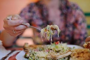 vrouw eet salade foto