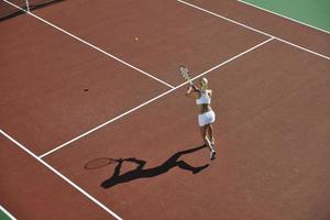 jonge vrouw speelt tennis foto