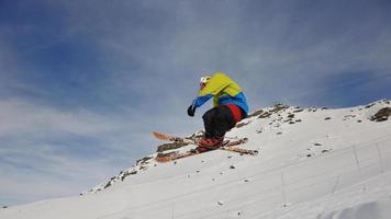 gelukkige jonge man veel plezier in de winter op de bergtop foto