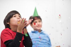 kinderen die confetti blazen foto