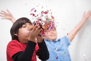 kinderen die confetti blazen foto