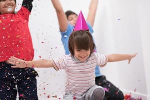 kinderen die confetti blazen foto