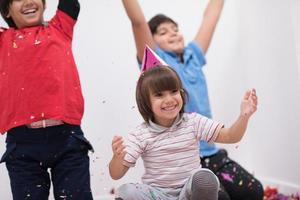 kinderen die confetti blazen foto