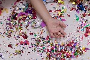 kinderhand met confetti op de achtergrond foto