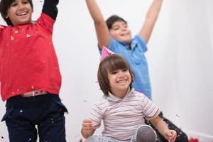 kinderen die confetti blazen foto