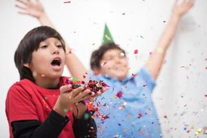 kinderen die confetti blazen foto