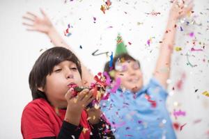 kinderen die confetti blazen foto