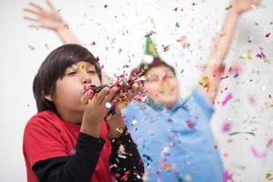 kinderen die confetti blazen foto