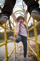 kinderen in park speeltuin foto