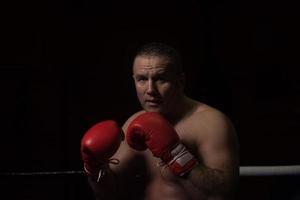 professionele kickbokser in de trainingsring foto