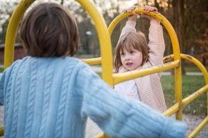 kinderen in park speeltuin foto