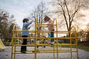 kinderen in park speeltuin foto