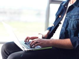 student werkt op laptop foto