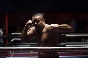 professionele kickbokser in de trainingsring foto