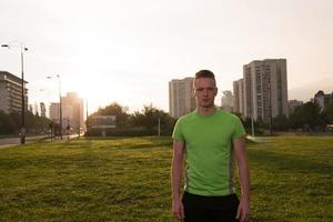 portret van een jonge man aan het joggen foto