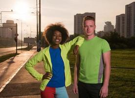 portret van een romantisch mooi stel op fitnesssessie, buiten de stadsachtergrond foto