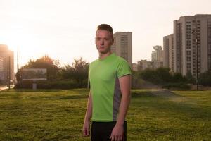 portret van een jonge man aan het joggen foto